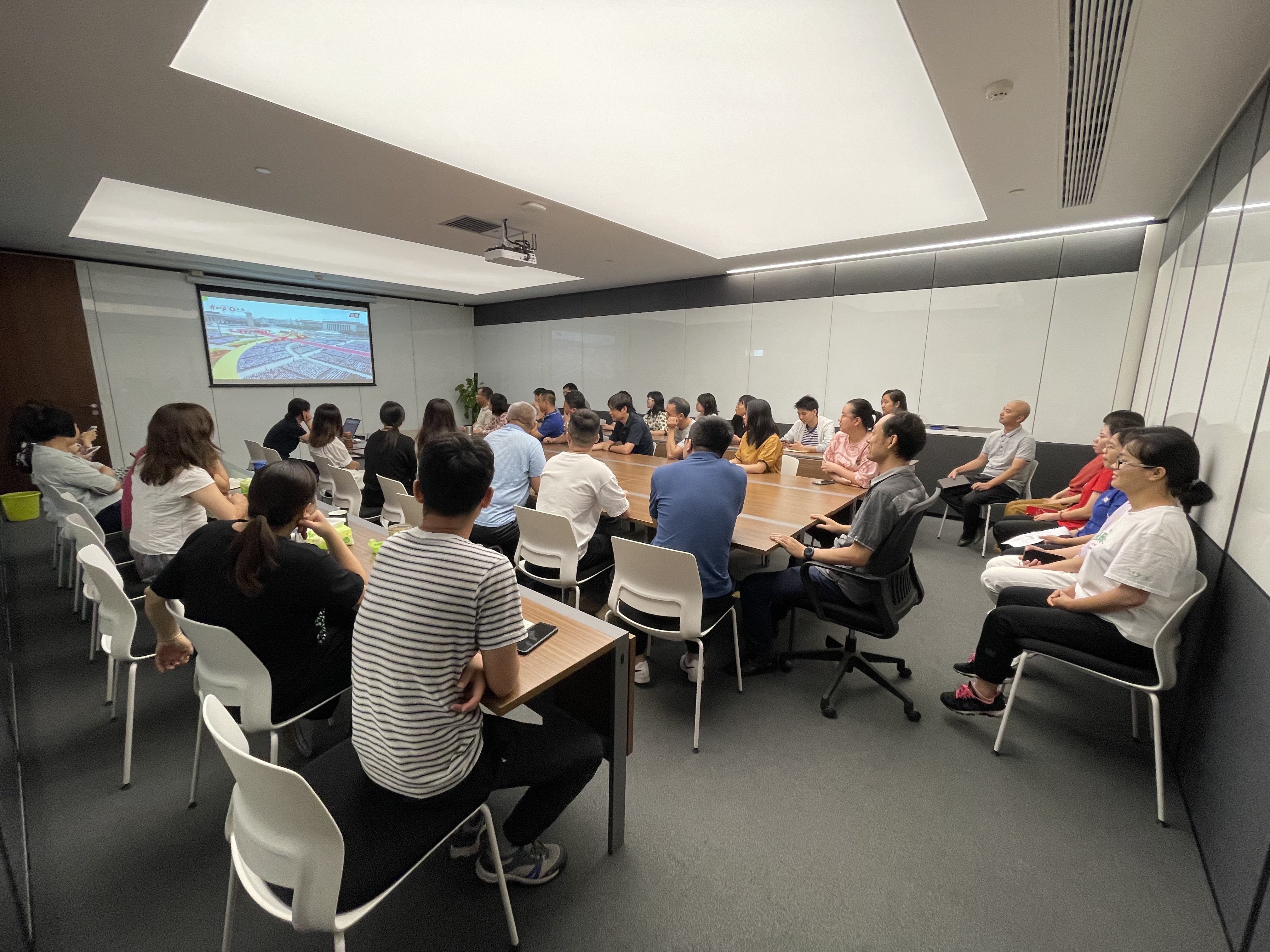 觀(guān)看建黨100周年慶典